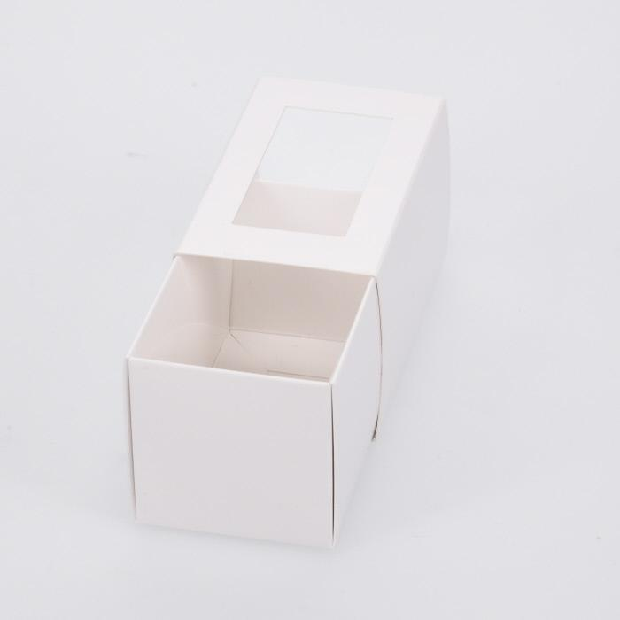 empty macaron boxes
